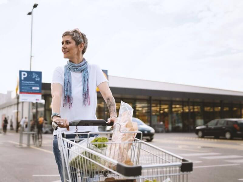 Zufriedene Kunden und Langzeitparker: Modernes Parkraummanagement für Supermarktparkplätze